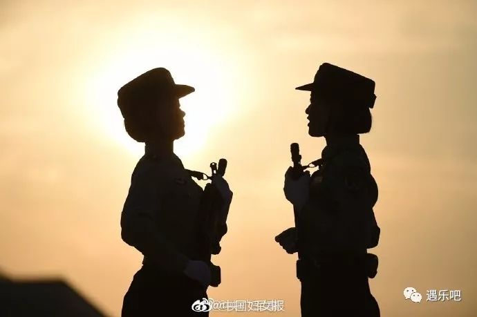 中国女兵,帅气背影的图片与故事,中国女兵的帅气背影与故事风采展示