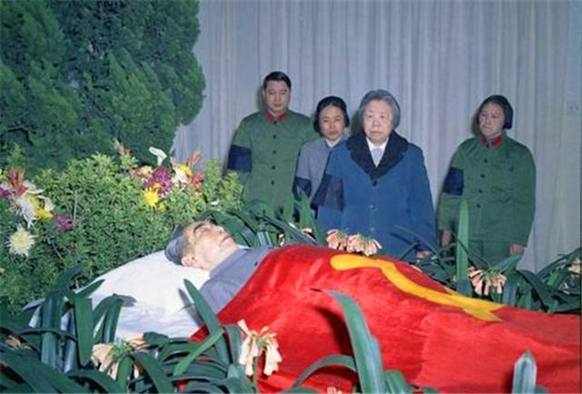 邓稼先追悼会,缅怀杰出科学家的一生,邓稼先追悼会,缅怀杰出科学家的一生贡献与传奇人生