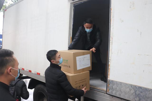 广州市领导新闻发布会集体摘口罩,展现自信与担当,广州领导新闻发布会集体摘口罩,展现自信担当风采