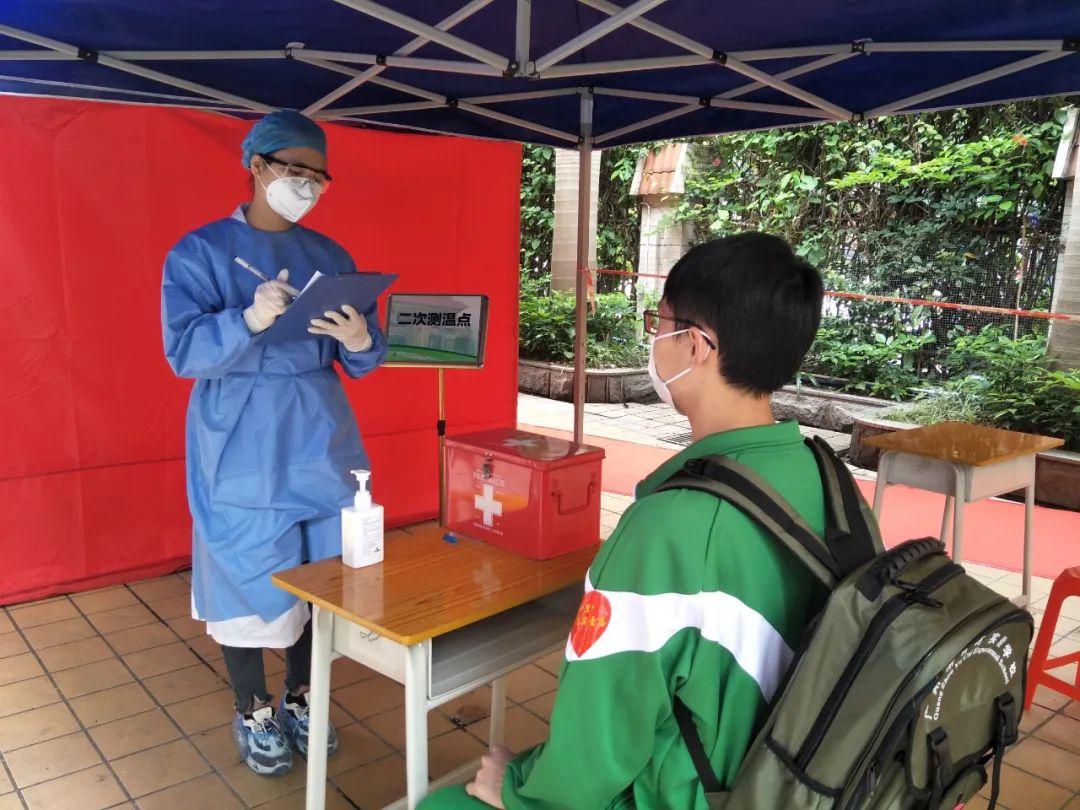 广州市领导新闻发布会集体摘口罩,展现自信与担当,广州领导新闻发布会集体摘口罩,展现自信担当风采