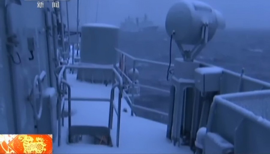 郑州舰遭遇巨浪冲击,舱门被海浪冲开——考验与应对,郑州舰巨浪冲击考验,应对舱门被海浪冲开挑战
