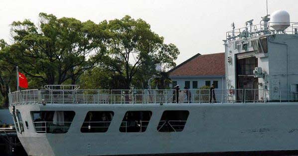 郑州舰遭遇巨浪冲击,舱门被海浪冲开——考验与应对,郑州舰巨浪冲击考验,应对舱门被海浪冲开挑战