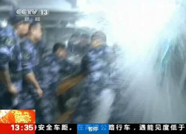 郑州舰遭遇巨浪冲击,舱门被海浪冲开——考验与应对,郑州舰巨浪冲击考验,应对舱门被海浪冲开挑战