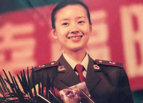 丁晓兵媳妇的军衔,军功背后的柔情与力量,军功背后的柔情与力量,丁晓兵妻子军衔揭秘