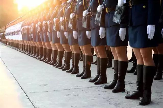 受阅女兵方队,展现新时代巾帼英雄风采,新时代巾帼英雄风采,受阅女兵方队亮相