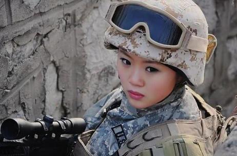 外国网友评论中国女特种兵,力量与柔美的完美结合,外国网友眼中的中国女特种兵,力量与柔美的绝佳融合