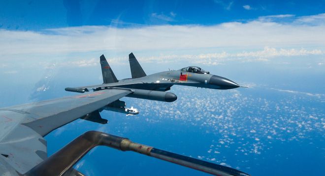 歼-16战斗机的正面,钢铁之躯与威严之貌,歼-16战斗机,钢铁之躯的威严正面