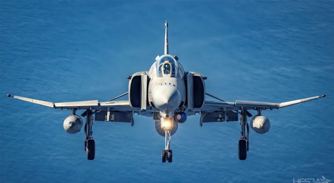 歼-16战斗机的正面,钢铁之躯与威严之貌,歼-16战斗机,钢铁之躯的威严正面