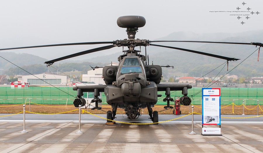 阿帕奇武装直升机侧身，力量与技术的完美结合，阿帕奇武装直升机，力量与技术的完美融合侧身展示