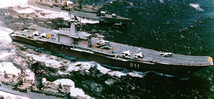 多少吨位才可算是大型航空母舰,大型航空母舰的吨位标准,多少吨位才算大型?