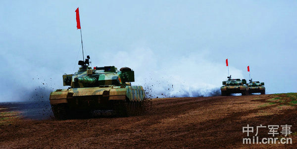 中国解放军演习中的冲锋场面,英勇无畏,震撼人心,中国解放军演习英勇冲锋,震撼展现无畏军魂