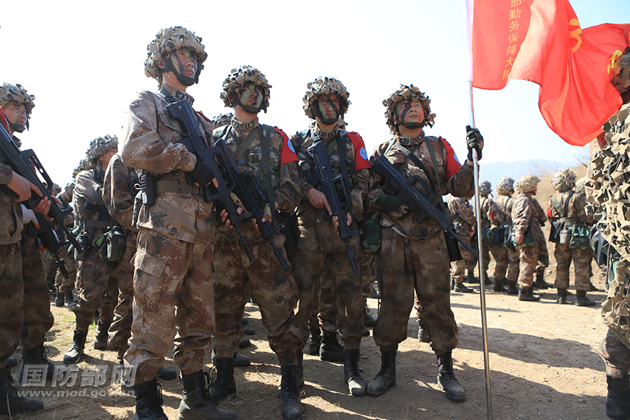 中国解放军演习中的冲锋场面,英勇无畏,震撼人心,中国解放军演习英勇冲锋,震撼展现无畏军魂