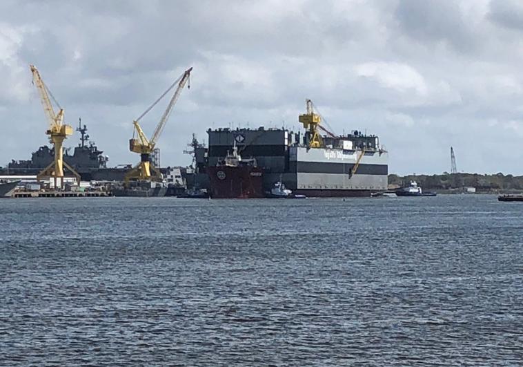 浮船坞与半潜船的区别,浮船坞与半潜船的差异解析