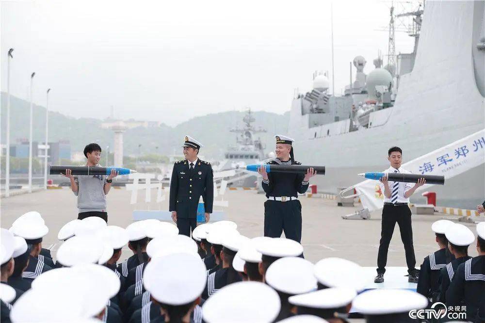 破浪前行,记郑州舰与韦慧晓的荣耀之旅,破浪前行,郑州舰与韦慧晓的荣耀之旅