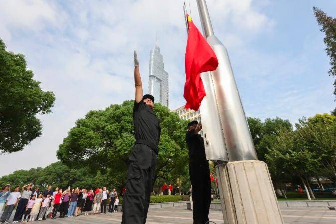 今天几点升旗——升旗仪式的庄重与意义,升旗仪式的庄重与意义,今日升旗时刻揭晓