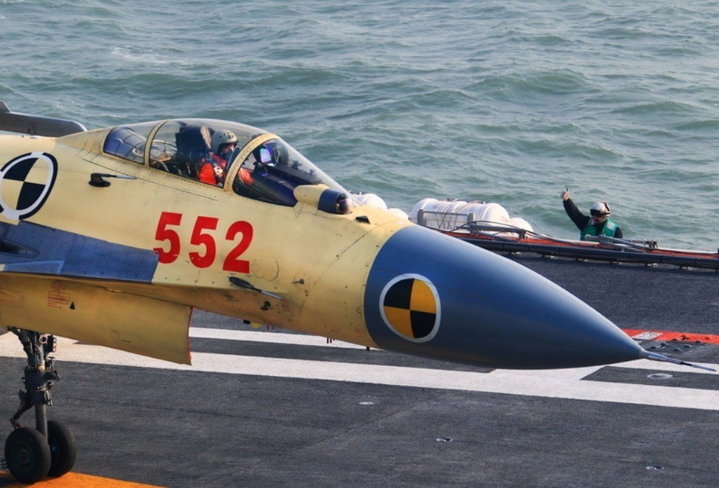 美舰载机疑似飞掠南海环礁,地区安全局势的新观察,南海安全局势新观察,美舰载机疑飞掠环礁区域