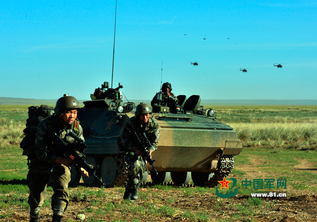 跨越时空的军演,朱日和军演中的红军力量展现,跨越时空的军演,朱日和红军力量的震撼展现