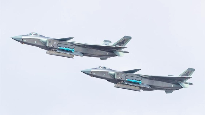 歼-20战机数量破千,美国陷入焦虑的深渊,歼-20战机数量破千,美国焦虑深渊加剧