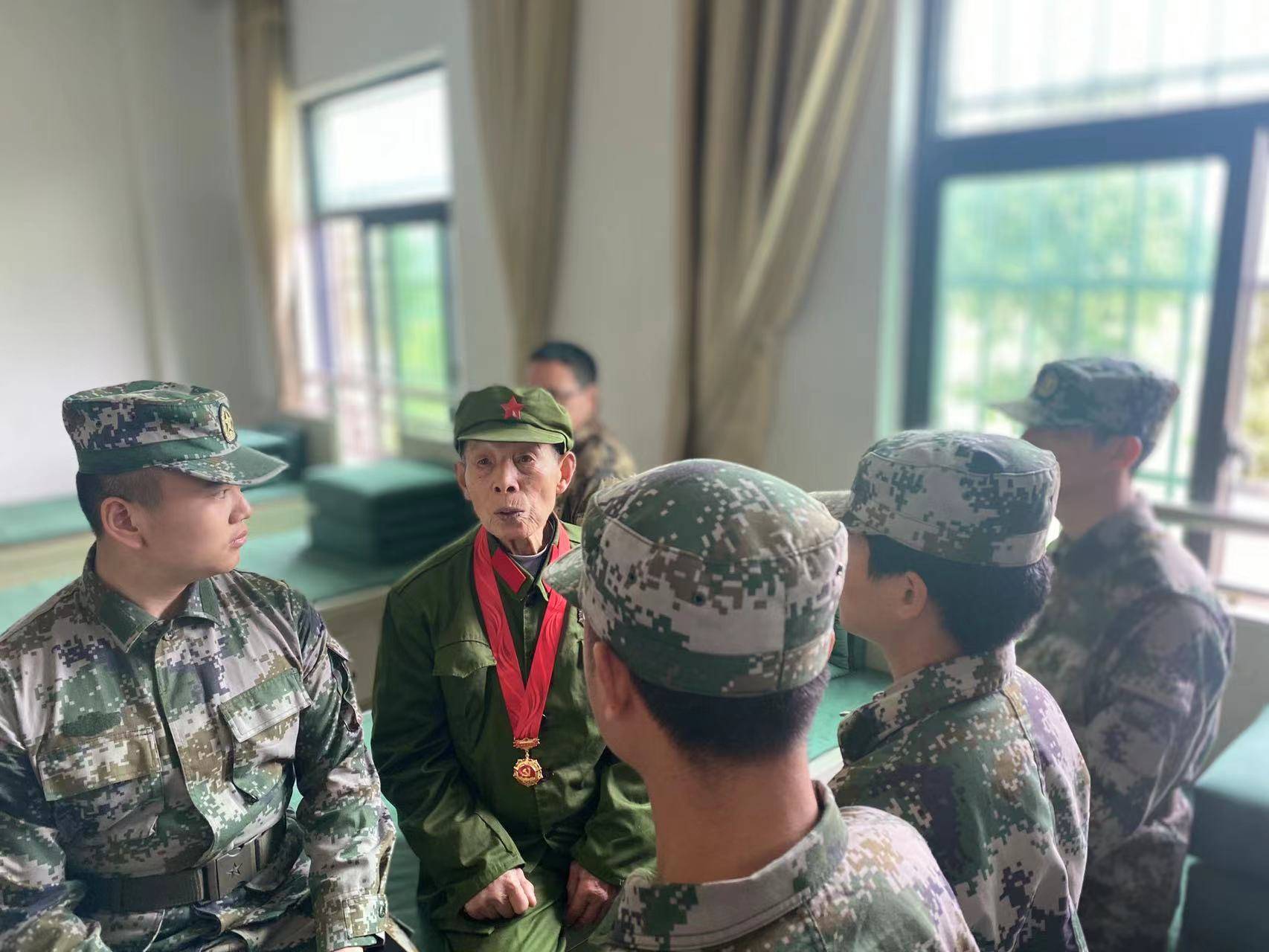 老兵打新兵的故事,挑战与成长,老兵挑战新兵,成长与挑战的故事