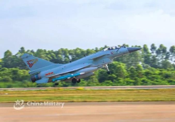 歼-10复合挂架,揭示中国航空技术的崭新篇章,歼-10复合挂架,中国航空技术的新里程碑