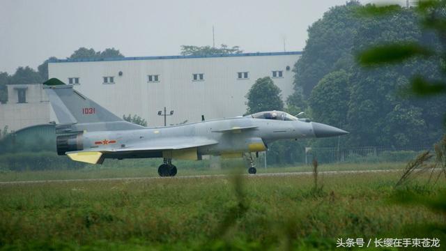 歼-10复合挂架,揭示中国航空技术的崭新篇章,歼-10复合挂架,中国航空技术的新里程碑