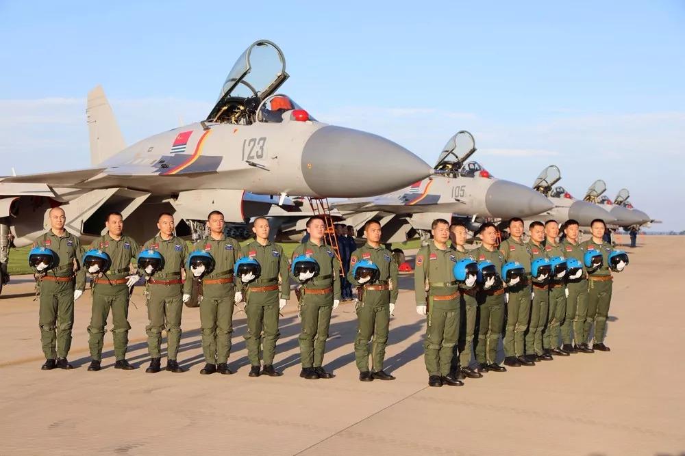 舰载歼-15战斗机,中国海军航空兵力量的璀璨明珠,中国海军航空兵力量璀璨明珠,舰载歼-15战斗机亮相舞台