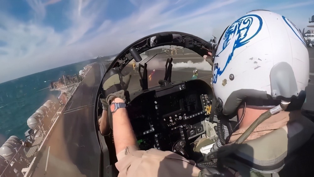 歼-15座舱首次曝光,揭秘中国航母舰载机的先进科技,揭秘,歼-15座舱首度公开,展现中国航母舰载机尖端科技