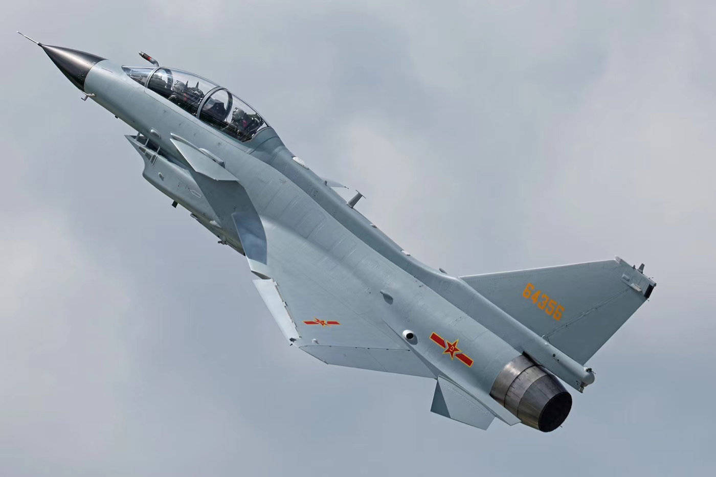 歼16与歼10机动性比较,歼16与歼10机动性对比分析