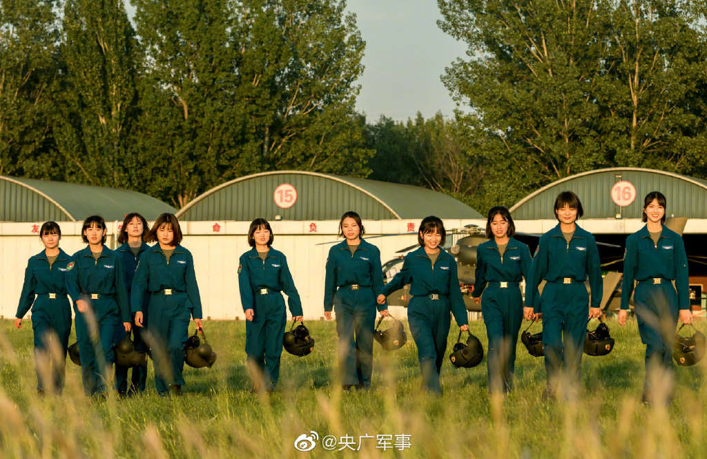 中国陆军首批女飞行学员毕业,突破蓝天限制,展翅翱翔的梦想成真,中国陆军首批女飞行学员毕业,突破蓝天限制,梦想翱翔展翅