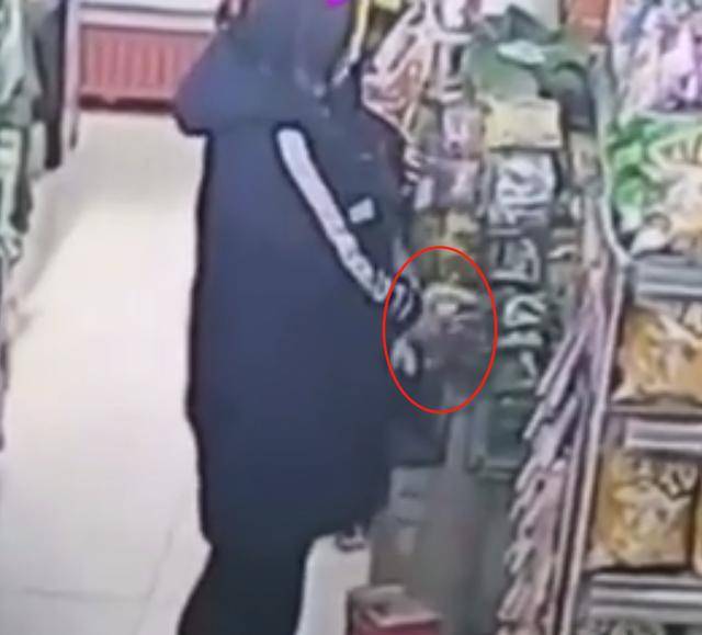 女子裤裆藏火箭筒,一则引人注目的新闻事件深度解析,女子裤裆藏火箭筒事件深度解析,背后的真相与启示