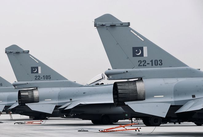 歼十CE的操纵系统解析,是否采用侧杆操纵?,歼十CE操纵系统详解,侧杆操纵解析与探讨