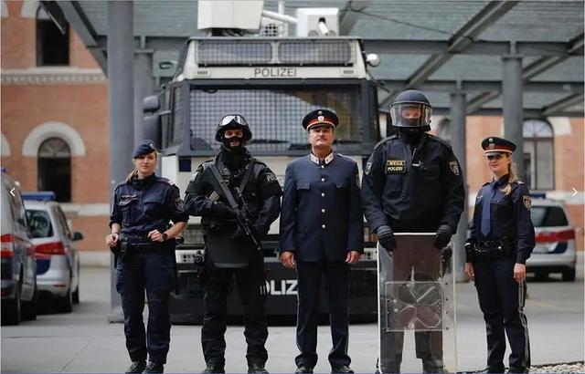 武警新式制服,展现新时代风貌与力量,武警新式制服展现新时代风采与力量