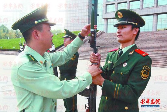 仪仗队白色腰带的绑定方法，仪仗队白色腰带绑定教程