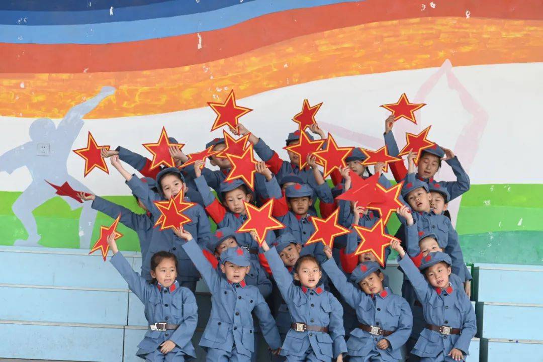 舞蹈雄赳赳气昂昂,力与美的完美结合,力与美完美结合,雄赳赳舞蹈展现风采