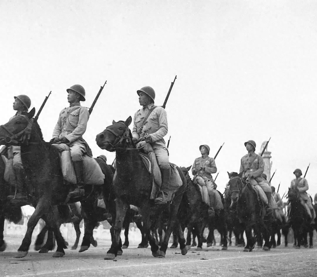 国庆阅兵中的方队,前后左右距离的艺术,国庆阅兵方队,距离的艺术展现荣耀时刻