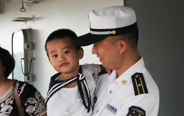 海军柏跃平儿子的成长故事,今年几岁了?,海军柏跃平儿子的成长故事揭秘,今年几岁了?