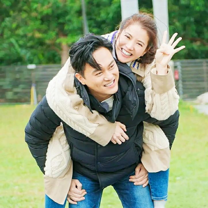 袁咏仪张智霖综艺节目名称揭晓,爱的轨迹中的甜蜜瞬间,袁咏仪张智霖综艺节目曝光,爱的轨迹中的甜蜜瞬间