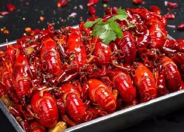 麻辣小龙虾,一道让人垂涎三尺的美食,麻辣小龙虾,让人垂涎三尺的味蕾盛宴