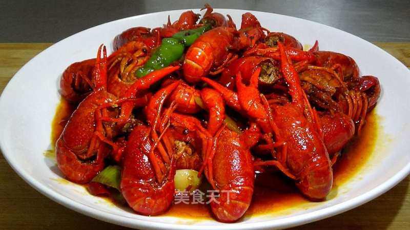 麻辣小龙虾,一道让人垂涎三尺的美食,麻辣小龙虾,让人垂涎三尺的味蕾盛宴