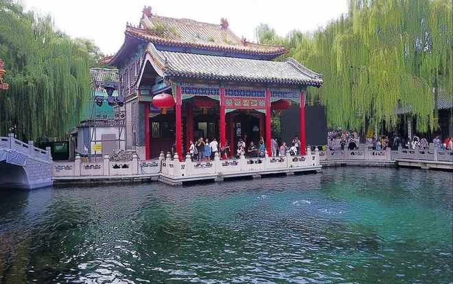 趵突泉简介，趵突泉，济南的泉水名片简介