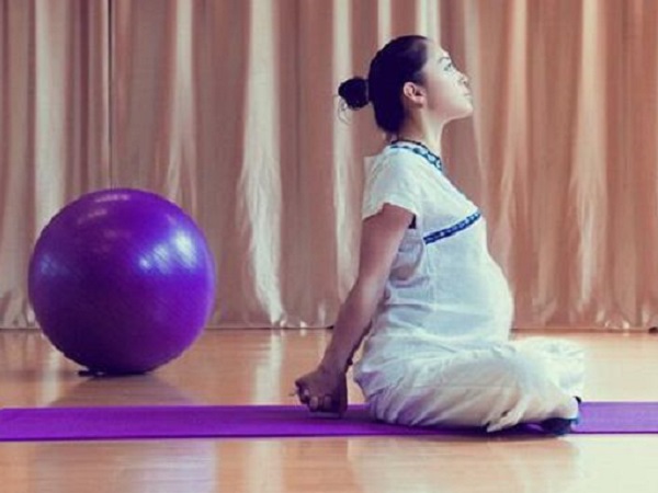 瑜伽动作对孕妇的好处及三个月孕妇瑜伽动作介绍,孕妇瑜伽动作益处解析,三个月孕期瑜伽实践指南