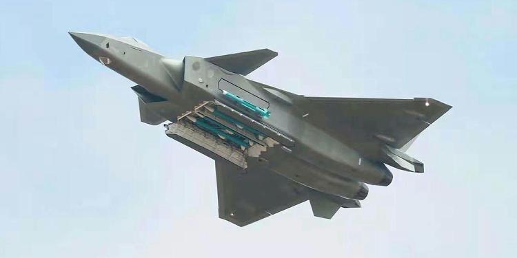 歼-20与F-22载弹量对比,空中巨人的力量均衡,歼-20与F-22载弹量对比,空中巨人力量的均衡分析