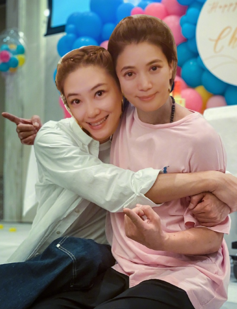 袁咏仪、张智霖与容祖儿的星光轨迹，一段跨越娱乐圈的友情与故事，袁咏仪、张智霖与容祖儿，娱乐圈跨越式的友情与星光轨迹故事