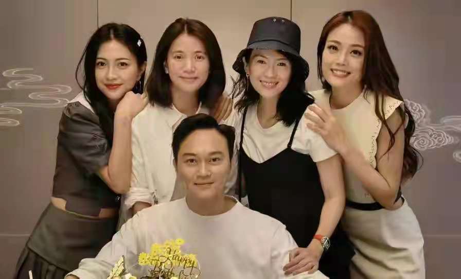 袁咏仪、张智霖与容祖儿的星光轨迹,一段跨越娱乐圈的友情与故事,袁咏仪、张智霖与容祖儿,娱乐圈跨越式的友情与星光轨迹故事