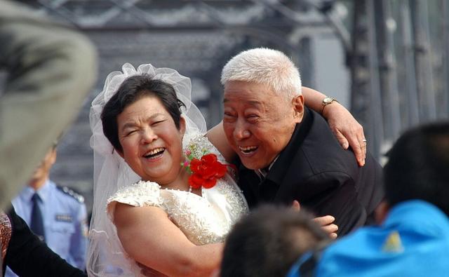 老年人征婚要求女方生孩子，社会现象下的深度思考，老年人征婚要求女方生育现象背后的深度思考与社会观察