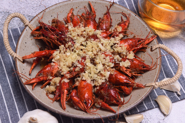 蒜蓉小龙虾的做法,一道美味佳肴的烹饪指南,蒜蓉小龙虾烹饪指南,美味佳肴的制作过程