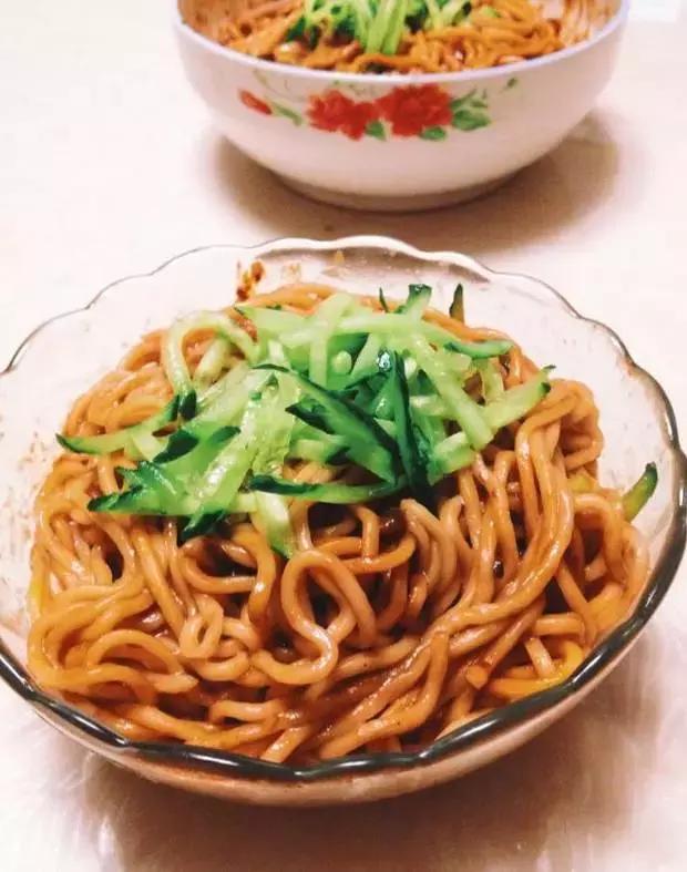 炸酱面的做法,一道美味家常面的独特制作流程,炸酱面的独特家常制作流程