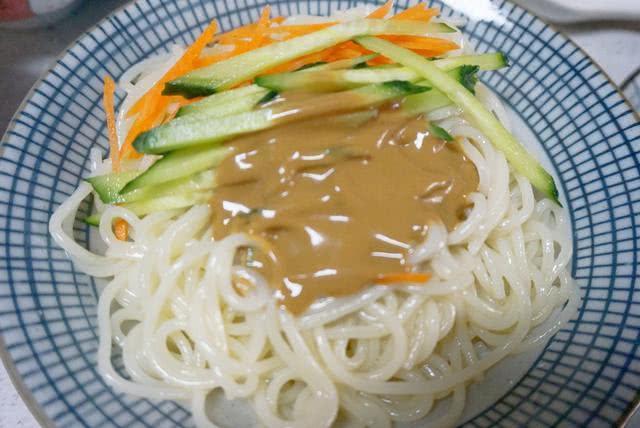 炸酱面的做法,一道美味家常面的独特制作流程,炸酱面的独特家常制作流程