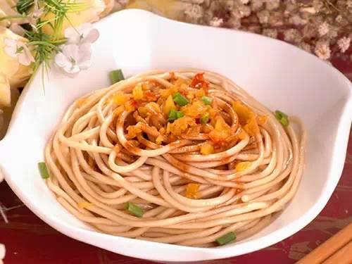 炸酱面的做法,一道美味家常面的独特制作流程,炸酱面的独特家常制作流程