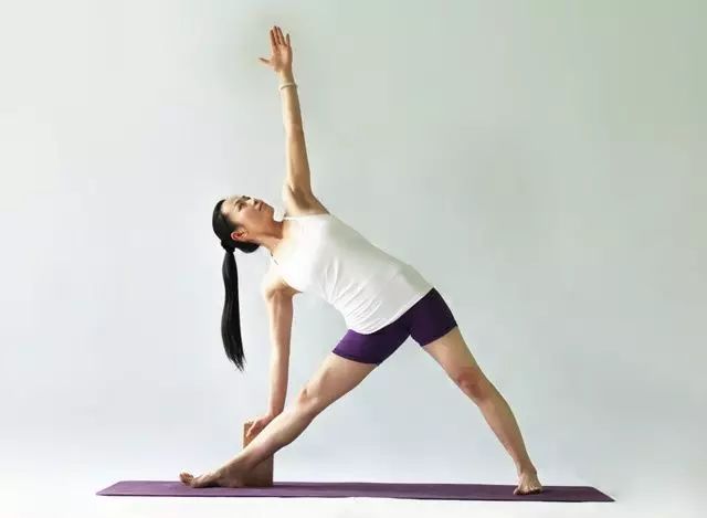 大学生瑜伽考试动作指南，大学生瑜伽考试必备动作指南